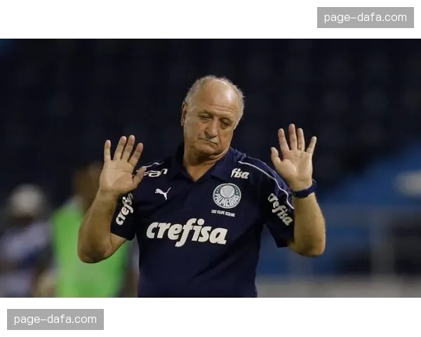 通讯：博洛尼亚主场球迷巨型TIFO致敬已故功勋主帅