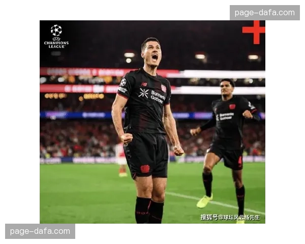 镜头聚焦：勒沃库森前锋希克多次越位后，无奈望向对手整齐的后防线